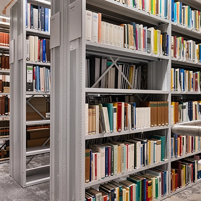 Blick auf mehrere Regale voller Bücher in verschiedenen Größen und Farben
