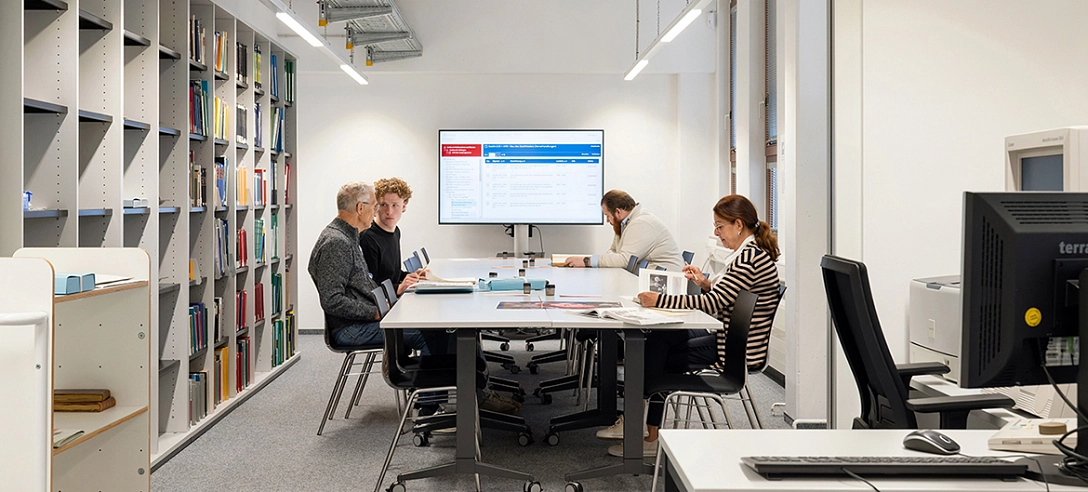 Stadtarchiv Göttingen - Lesesaal mit mehreren Personen an einem Tisch